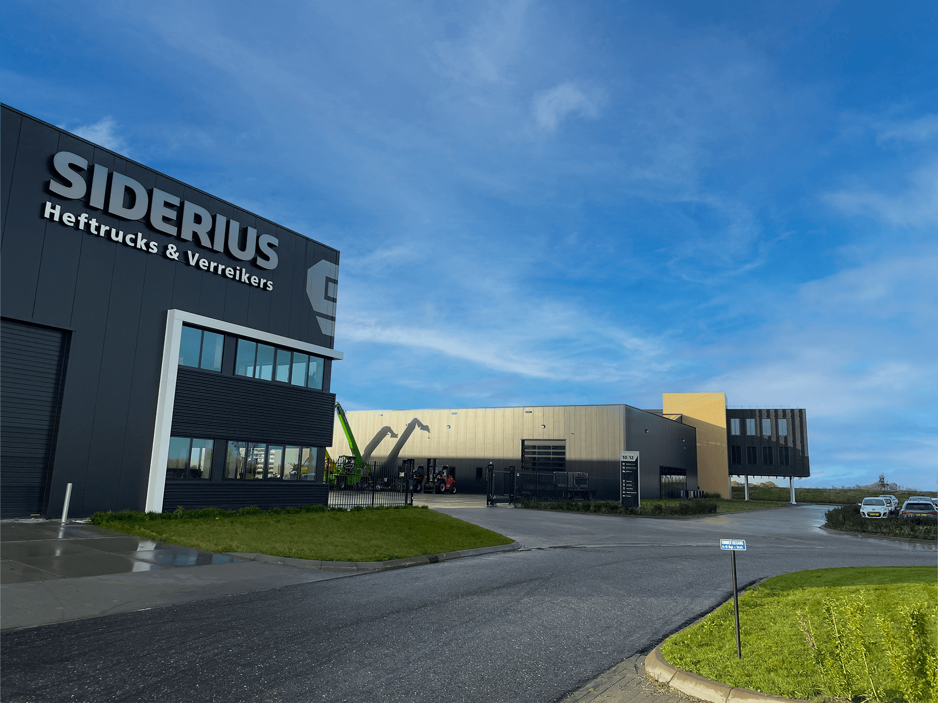 Modern bedrijfspand van Siderius Heftrucks & Verreikers gelegen aan de Brailleweg 10 in Leeuwarden
