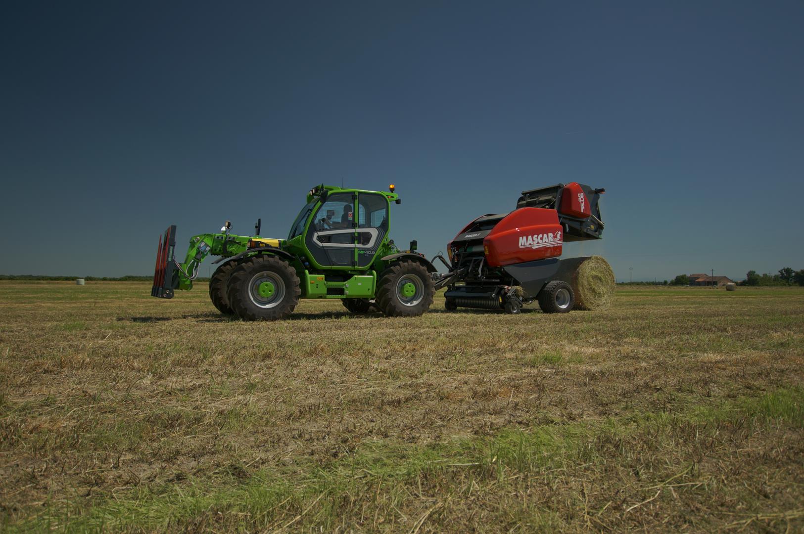 Merlo Multifarmer 40.7 starre verreiker met een ronde balenpers in het veld