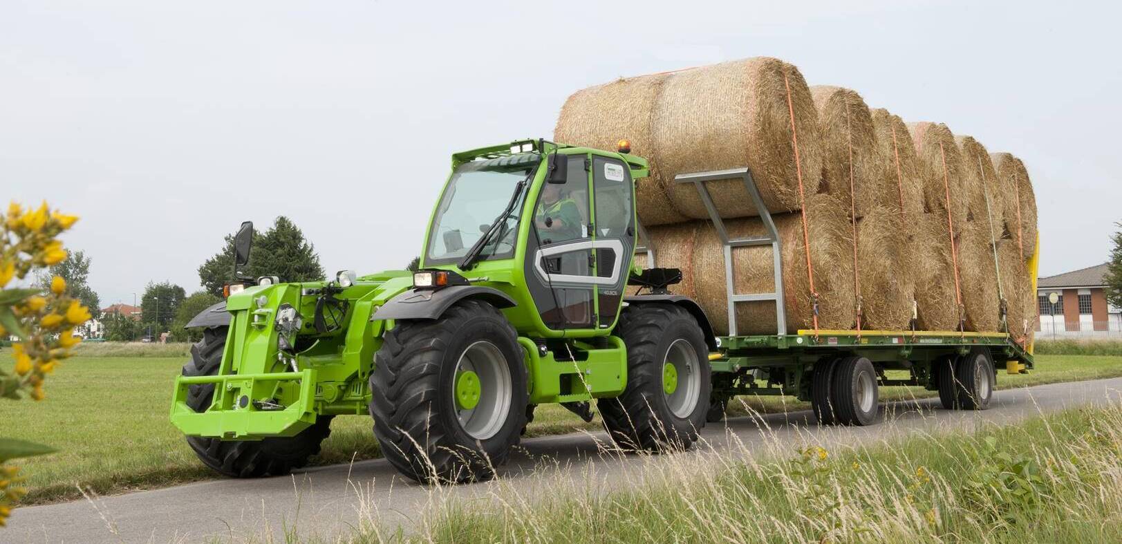 Merlo Multifarmer 40.7 starre verreiker vervoert aanhanger met hooibalen