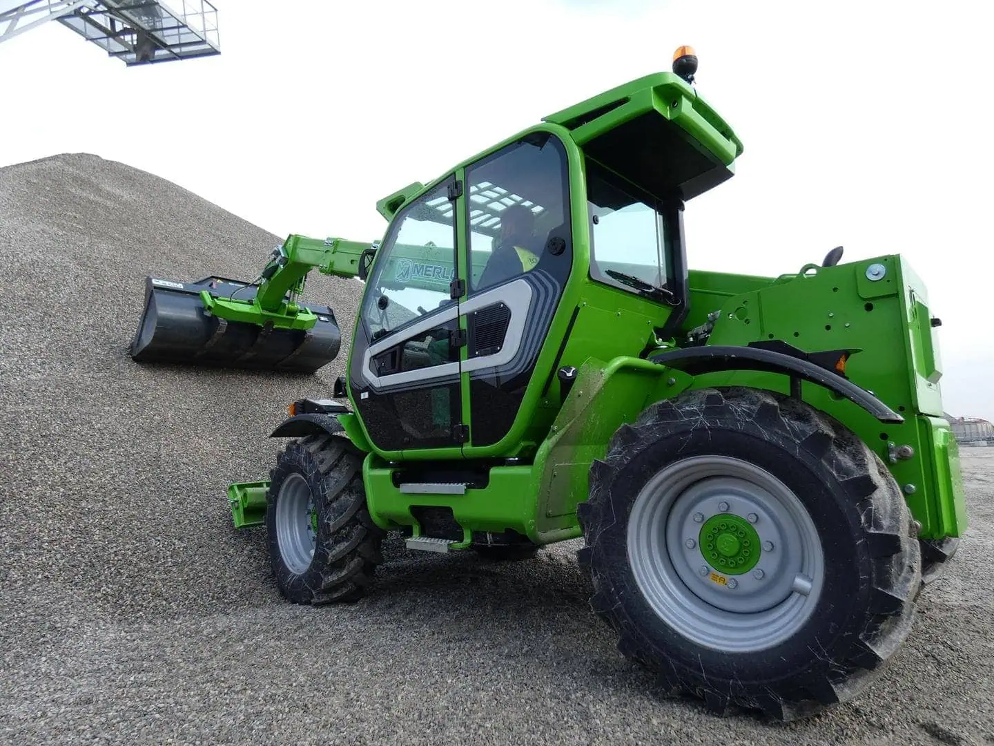 Merlo Panoramic 35.11 starre verreiker met schepbak op een grindhoop