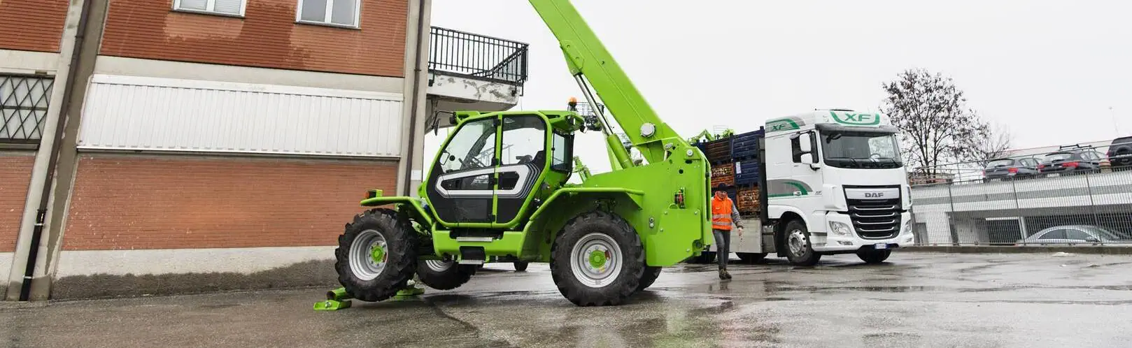 Merlo Panoramic 50.18 starre verreiker op industrieterrein