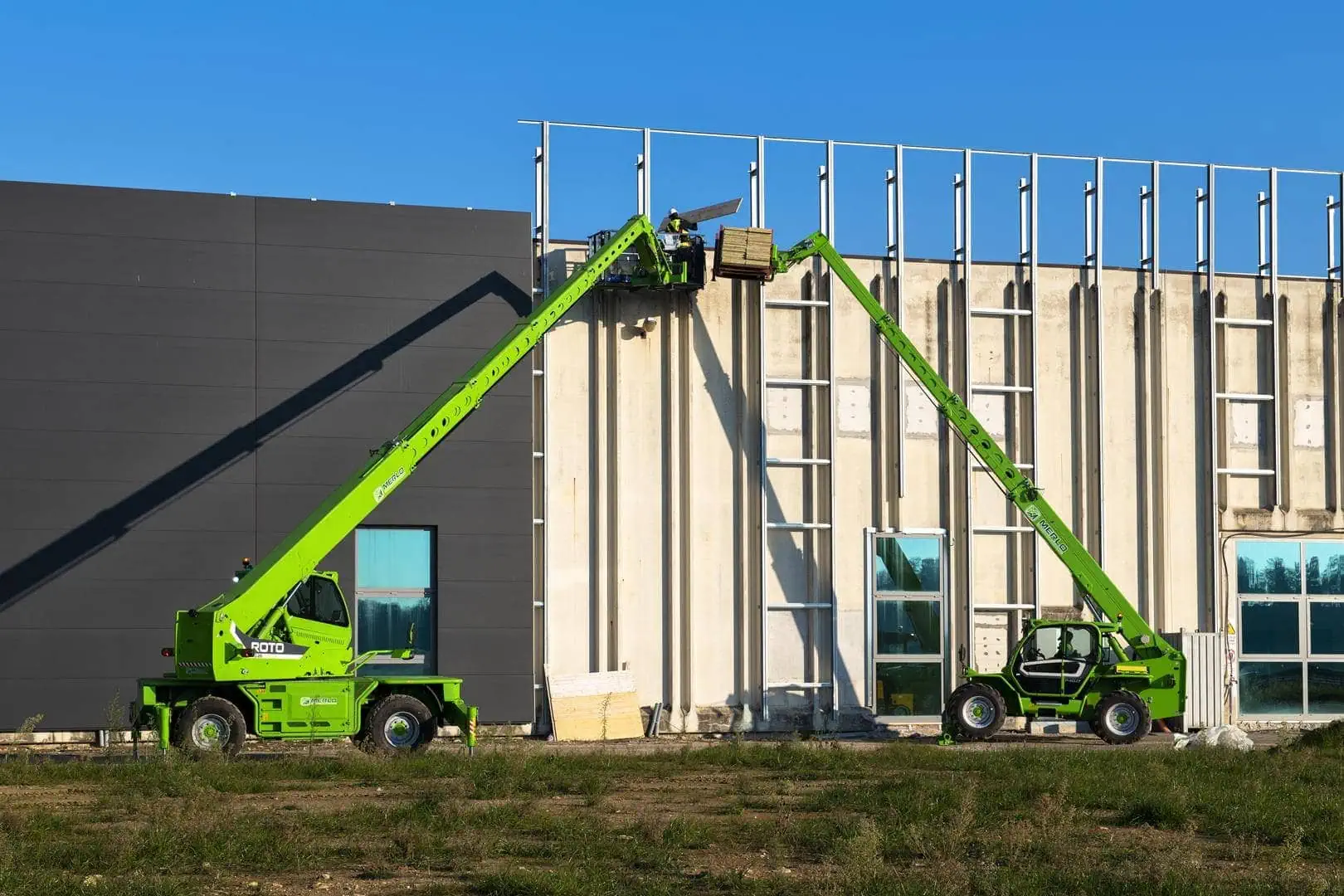 Merlo ROTO 50.26 roterende verreiker met uitschuifbare werkkooi bij bouw.