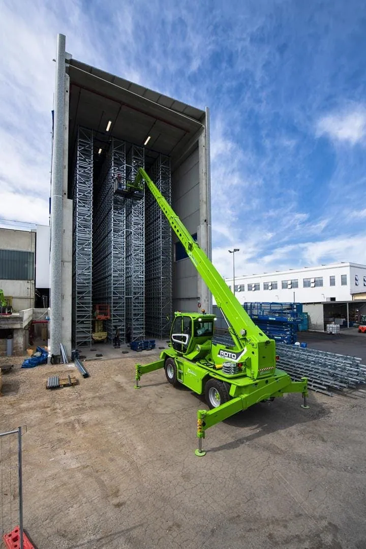 Merlo ROTO 50.26 roterende verreiker met uitschuifbare werkkooi ingezet bij hoge constructie.