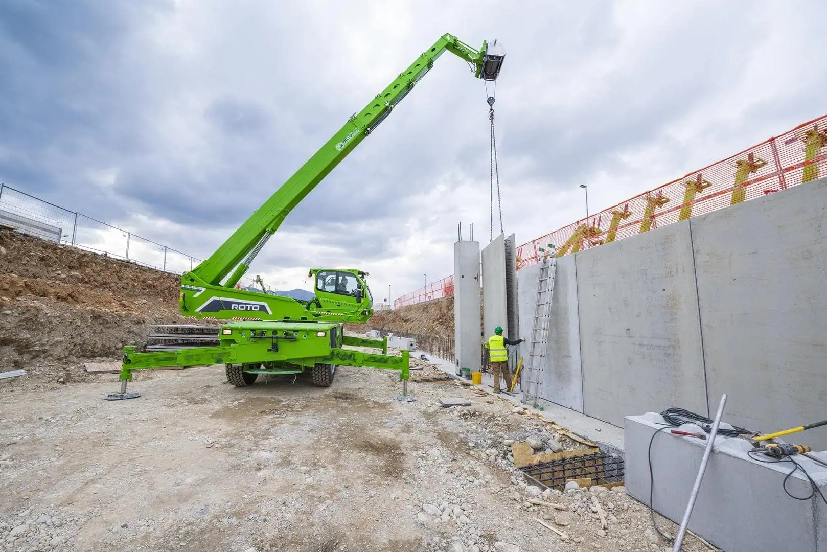 Merlo ROTO 70.28S roterende verreiker met hydraulische lier tilt betonplaat