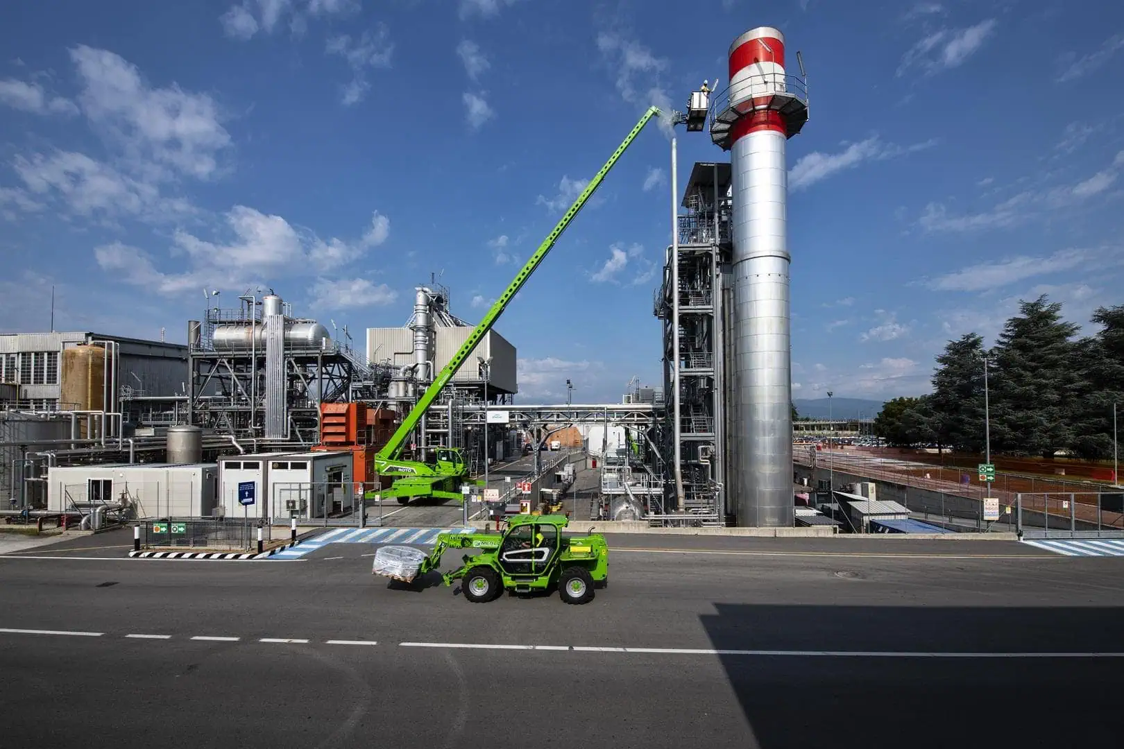 Merlo ROTO 70.28S roterende verreiker met uitgeschoven mast en werkkooi