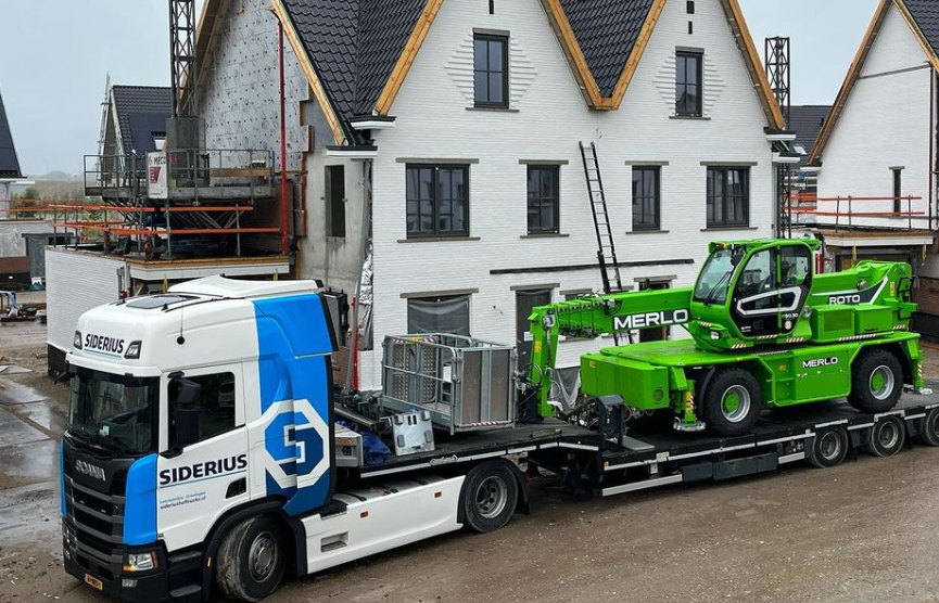 Siderius verreikers vrachtwagen met Merlo verreiker voor een woonwijk in aanbouw