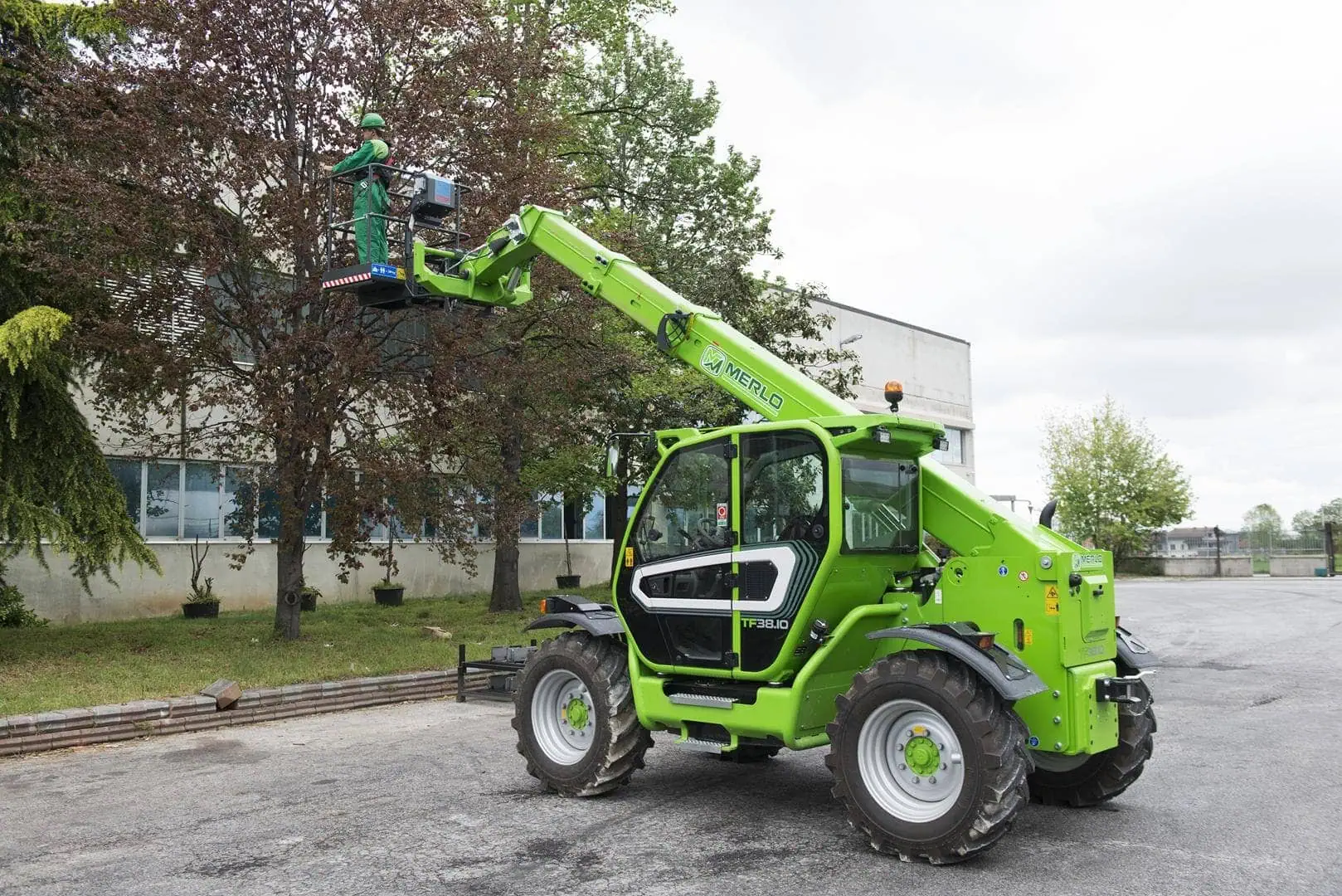 Merlo Turbofarmer 38.10 verreiker met vaste werkkooi voor hoogtewerk.