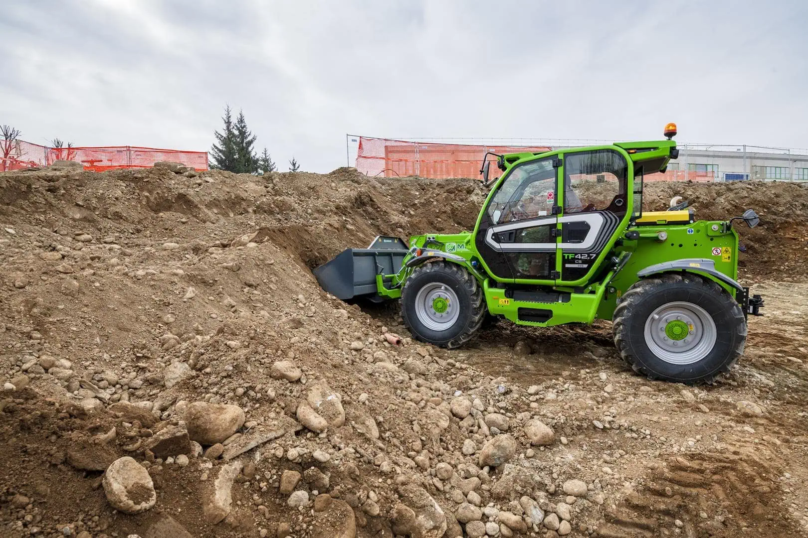 Merlo Turbofarmer 42.7 verreiker in actie op een bouwplaats met grondverzet.