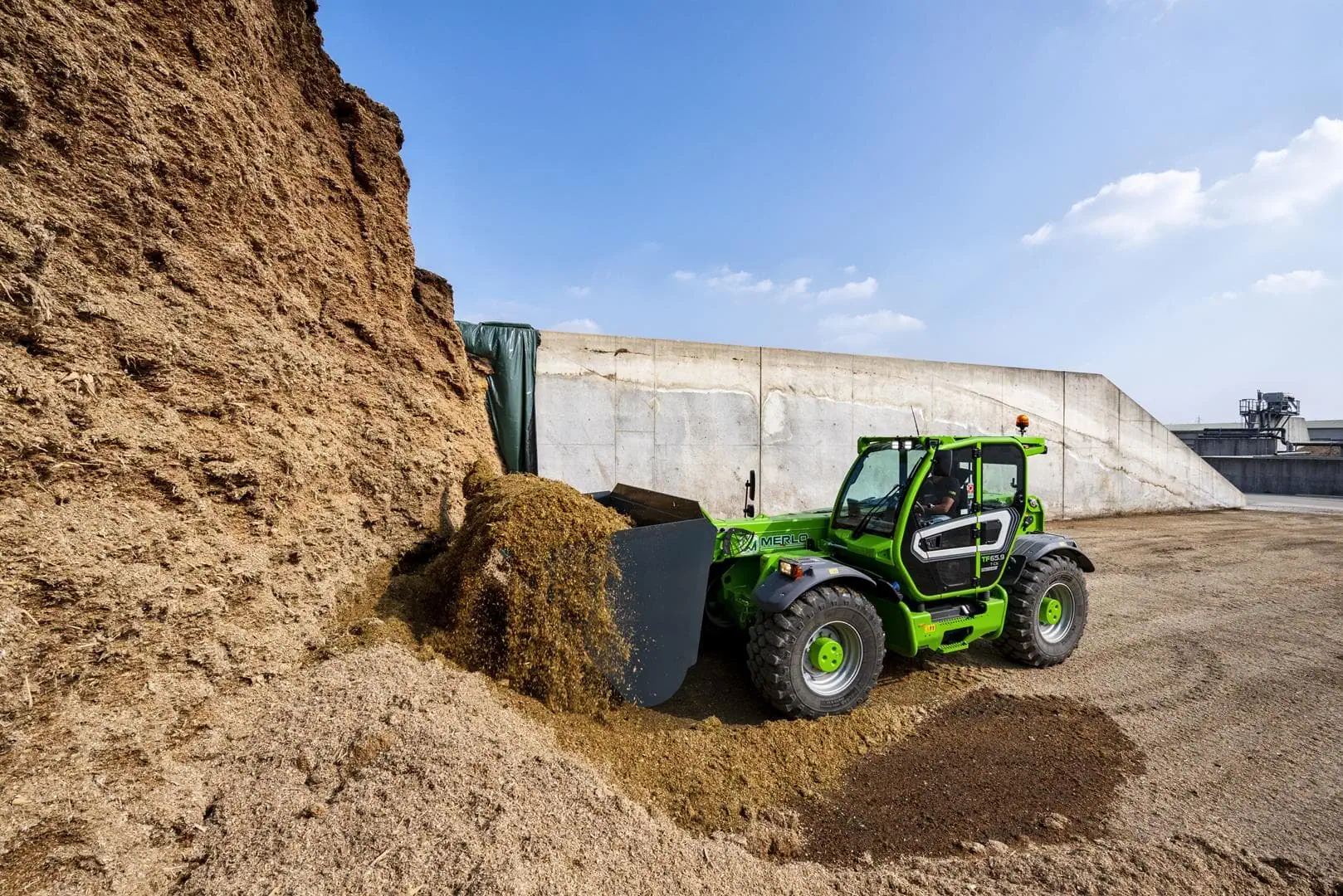 Merlo Turbofarmer 65.9 verreiker in actie bij het opscheppen van kuilvoer.