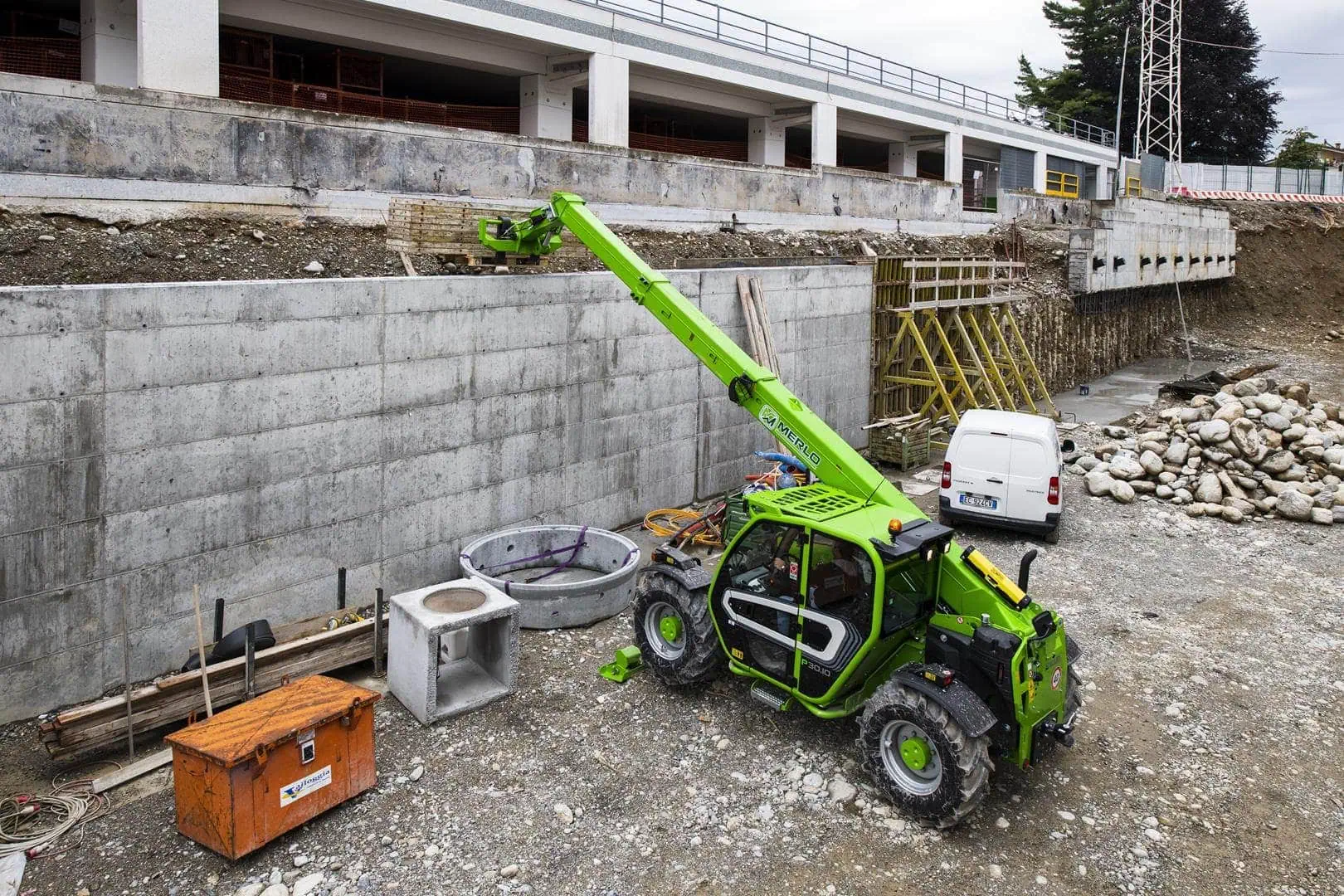 Merlo Panoramic 30.10 starre verreiker met palletvorken op een bouwterrein