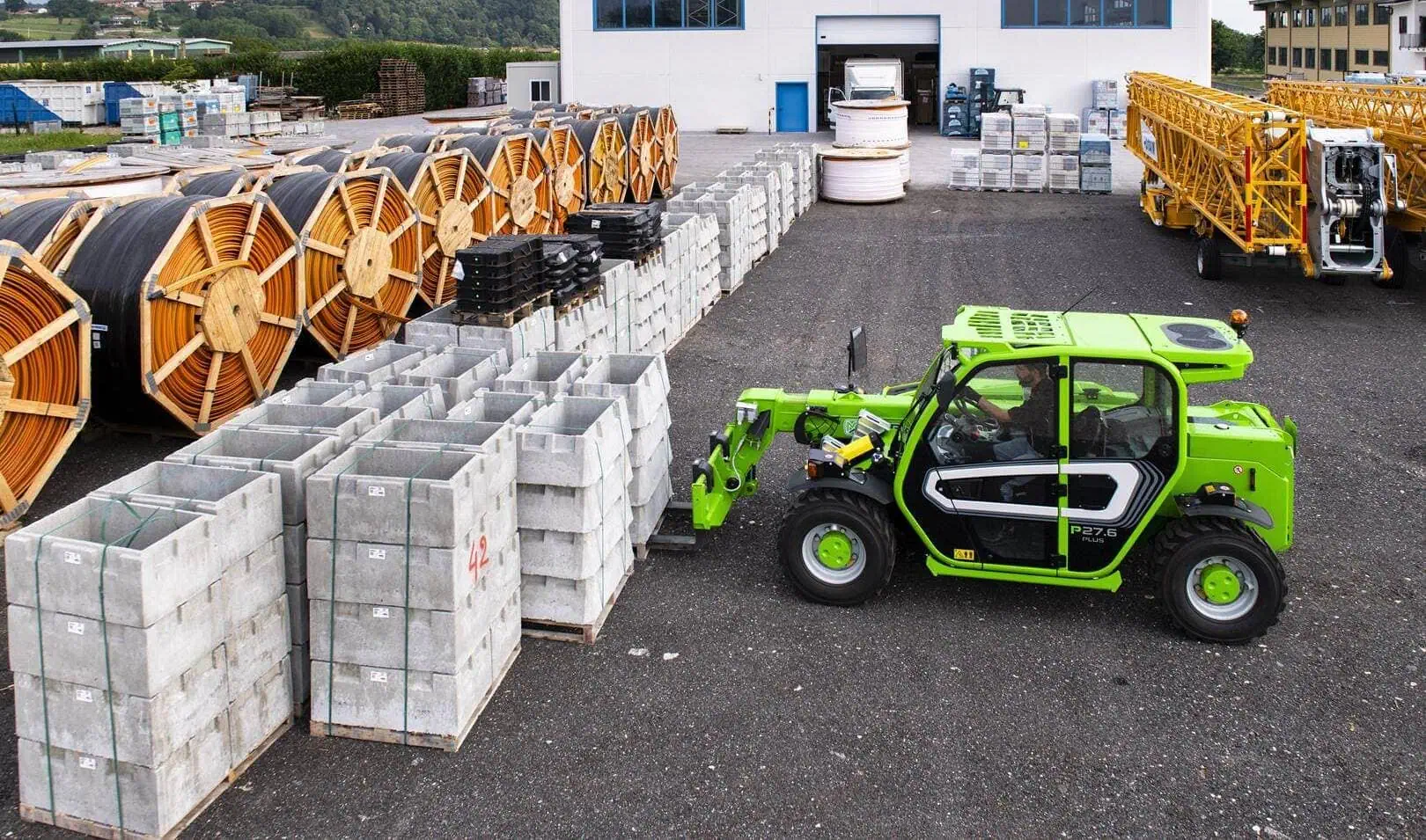 Merlo Panoramic 27.6vstarre verreiker met palletvorken verplaatst bouwmaterialen