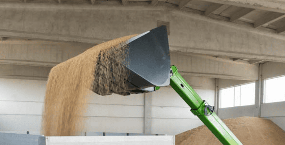 Merlo verreiker met grondverzet Bak strooit graan uit